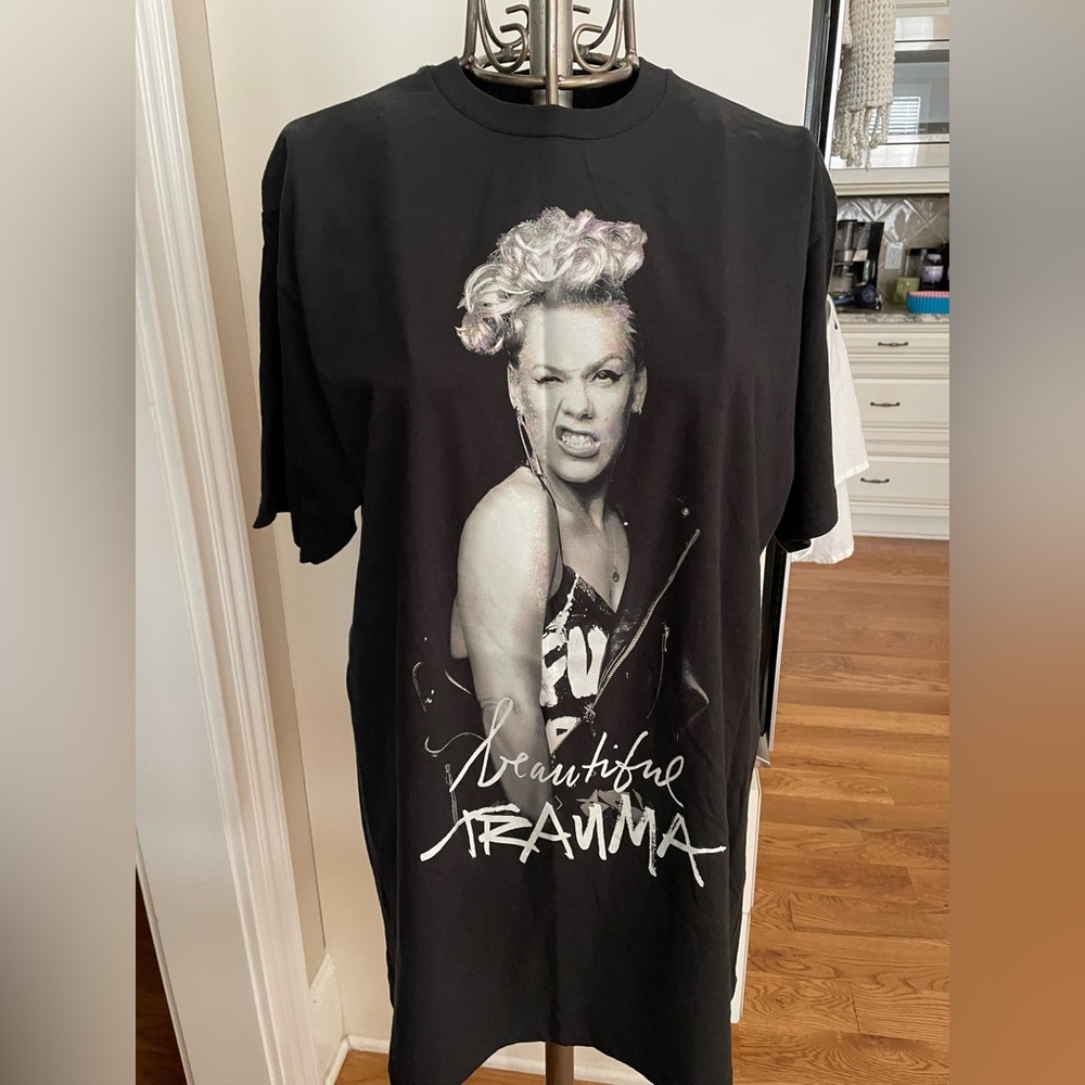 Pink Beautiful Trauma NWOT 2018 concert tee XL